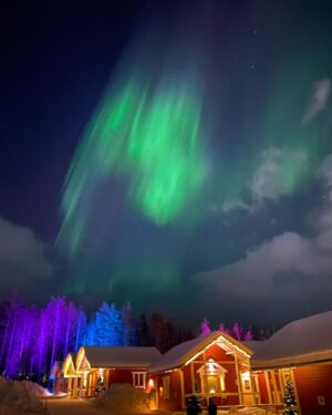 Déborah François Instagram - Northern lights 🌟

Hier j’ai réalisé un rêve, voir des aurores boréales depuis le cercle arctique. Une beauté à couper le souffle, j’en suis restée sans voix. …Et presque convaincue de l’existence des fées. 

Ps: images sans filtres et prises simplement depuis mon téléphone (en vrai c’est encore mieux mais j’avoue que je tremblais un peu d’émotion ☺️)