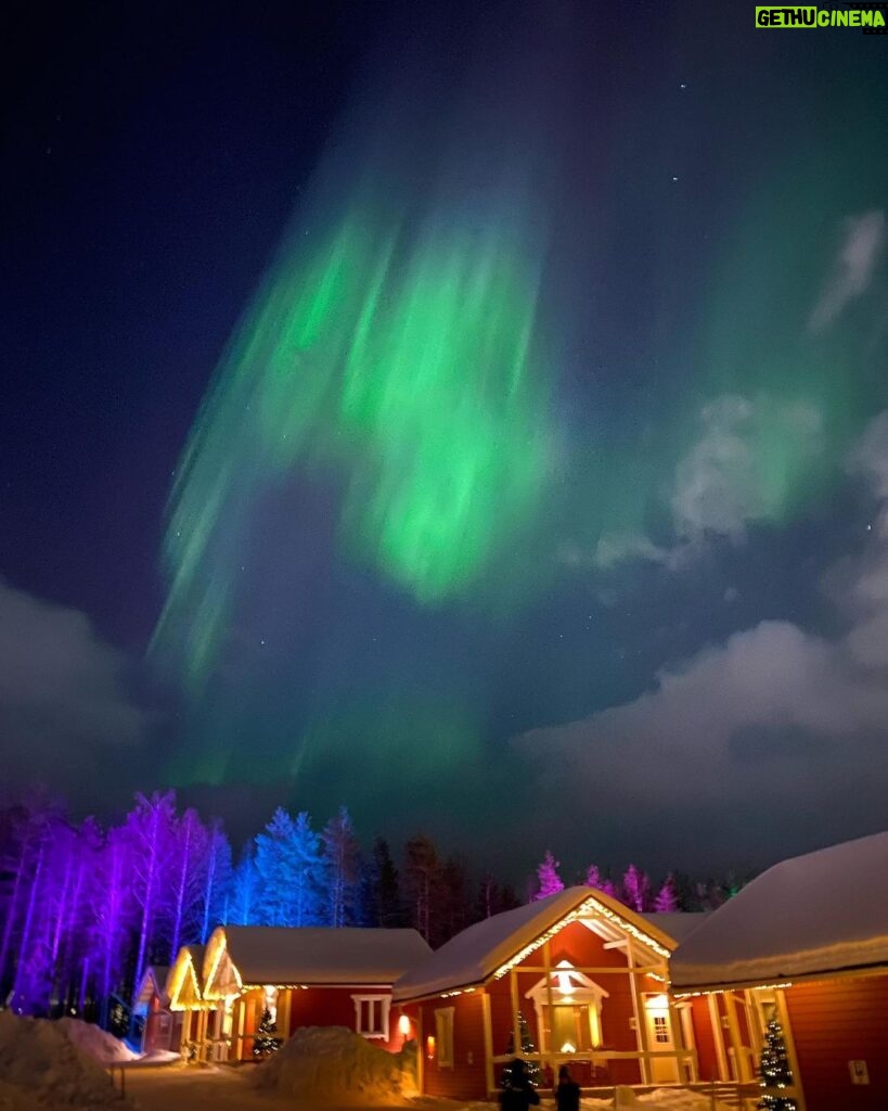 Déborah François Instagram - Northern lights 🌟 Hier j’ai réalisé un rêve, voir des aurores boréales depuis le cercle arctique. Une beauté à couper le souffle, j’en suis restée sans voix. …Et presque convaincue de l’existence des fées. Ps: images sans filtres et prises simplement depuis mon téléphone (en vrai c’est encore mieux mais j’avoue que je tremblais un peu d’émotion ☺) Rovaniemi - Finlandia