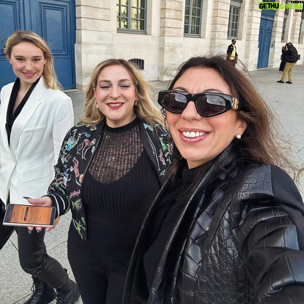 Déborah François Instagram - C’est encore mieux avec les copines 👯‍♀ 👏 @ziadnakad pour cette collection qui a brillé de 1000feux 💎✨👗 #pfw2024 Pavillon Vendôme - Place Vendôme - Paris