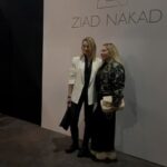 Déborah François Instagram - C’est encore mieux avec les copines 👯‍♀️ 👏 @ziadnakad pour cette collection qui a brillé de 1000feux 💎✨👗 #pfw2024 Pavillon Vendôme - Place Vendôme - Paris