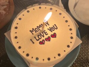 DaYuan Lin Instagram - 白色情人節快樂🤍
丹妮媽媽生日快樂❤️

雖然拍完戲有時獨自回到家看到沒有底迪的床一時間難過的情緒還是會突然湧現
但我已經比我想像中的自己還要勇敢很多了☺️🫶

空檔的時間能隨意的出門吃個飯
想要去哪就隨時出動的日子，其實也挺好的👐🏻

#底迪昨天說他一直都是最可愛的小寶寶 ❤️ 
#寶寶離開我的第十天
