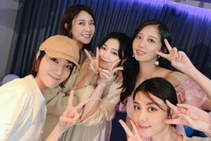 DaYuan Lin Instagram - 還是久久忘不了當下那感動的瞬間😭🫶🏻
12年了！真的是從女孩變成了女人….到現在還變成了媽媽🥹❤️
還記得Popu時期只有我一直在那假懷孕嚷嚷著我想生小孩！那時候大家都猜我可能會先當媽媽吧？
萬萬沒想到….事與願違！計畫永遠趕不上變化😆
(讓我再緩緩吧😝

洪詩成了我們團裡的第一個人妻，第一個媽咪
哺哺成為我們的第一個乾女兒👧🏻❤️

今天玩得好開心，好幸福，好感動。
希望洪詩順利產下我們的哺哺小公主👸❤️一切平安。

我的青春Popu Lady🖐🏻
#我愛你們 ❤️
#性別趴成功