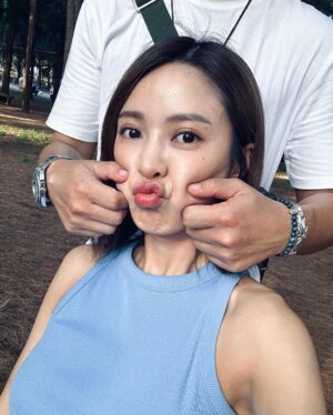 DaYuan Lin Instagram - 假低調，真放閃。

適合給有偶包的男/女友拍照用🤣
(哈哈哈哈哈哈哈

圖2：捏臉的力道可能要稍微控制一下Ok！