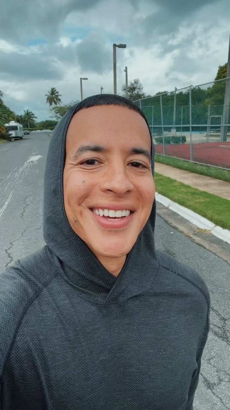 Daddy Yankee Instagram - EL SUMO SACERDOTE ES UN AMIGO ”Porque no tenemos un sumo sacerdote que no pueda compadecerse de nuestras debilidades, sino uno que fue tentado en todo según nuestra semejanza, pero sin pecado. Acerquémonos, pues, confiadamente al trono de la gracia, para alcanzar misericordia y hallar gracia para el oportuno socorro.“ ‭‭Hebreos‬ ‭4‬:‭15‬-‭16‬ ‭ ¡QUÉ TENGAN UN DÍA BENDECIDO! ☀️☀️