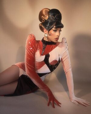 Dahlia Sin Instagram - Today I turn 8 in drag 🤎 so I thought I’d put on my bday suit 😏 
Photo @tannerabelofficial 
Fit @fruitigekont 
Hair @doubledwigs