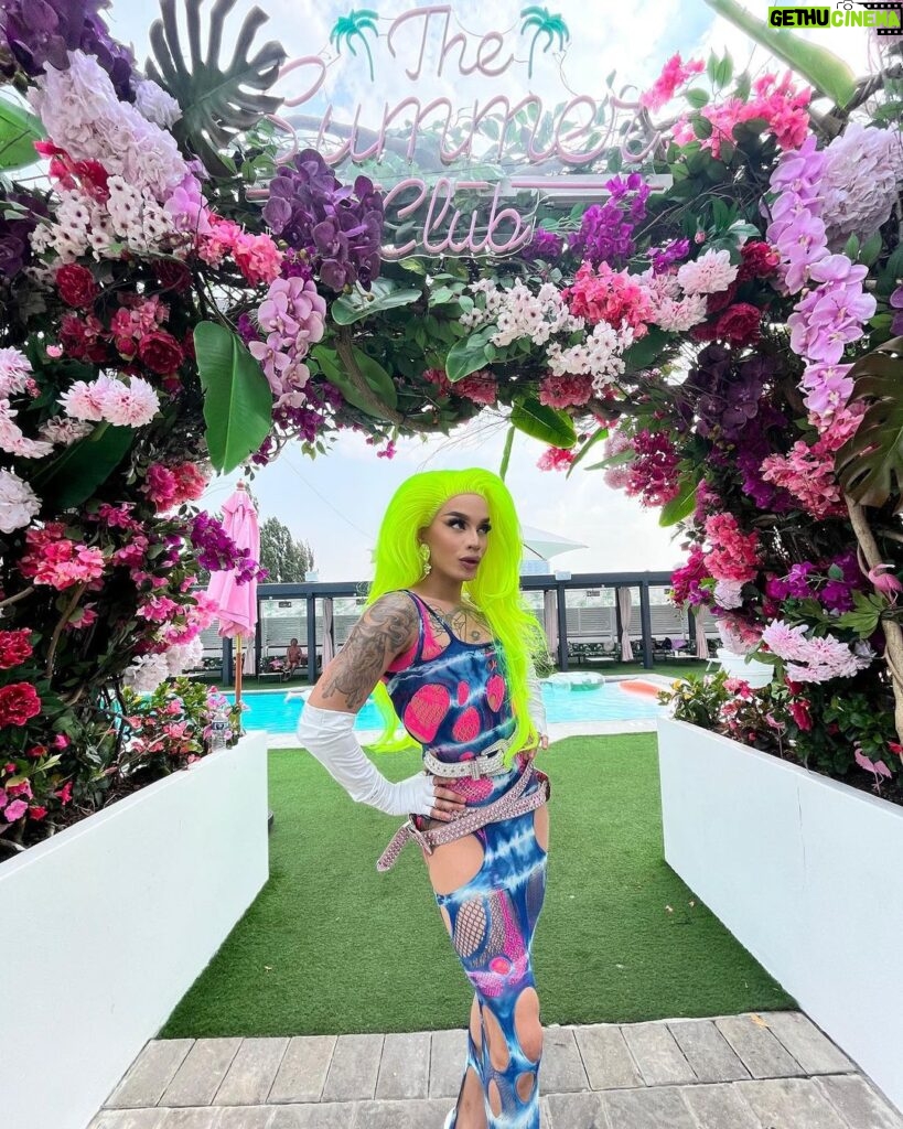 Dahlia Sin Instagram - Come Soak Up The Sun With Me By The Pool @summerclubnyc TODAY For @softservenyc It’s 88 Out And I’m Ready To Melt 🦩 3-9PM Ticket Link In Bio 👙 Fit @leak_nyc Hair @hatzbycarlos The Summer Club NYC