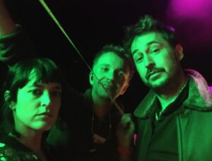 Daniel Hendler Instagram - Anteayer filmamos en Bs As  la última escena de Pequeña flor, de @sanmitre.
Mis altas expectativas no atenuaron el disfrute de esta experiencia. Gracias a @agusllaca @didardomehri, Felipe, Javi, Gigi, Vimala, al equipo francés, al elenco soñado y al dire Santi que la rompió (y q respondió a cada preguntita)🖤