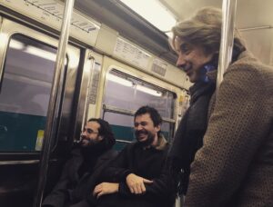 Daniel Hendler Instagram - Anteayer filmamos en Bs As  la última escena de Pequeña flor, de @sanmitre.
Mis altas expectativas no atenuaron el disfrute de esta experiencia. Gracias a @agusllaca @didardomehri, Felipe, Javi, Gigi, Vimala, al equipo francés, al elenco soñado y al dire Santi que la rompió (y q respondió a cada preguntita)🖤