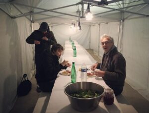 Daniel Hendler Instagram - Anteayer filmamos en Bs As  la última escena de Pequeña flor, de @sanmitre.
Mis altas expectativas no atenuaron el disfrute de esta experiencia. Gracias a @agusllaca @didardomehri, Felipe, Javi, Gigi, Vimala, al equipo francés, al elenco soñado y al dire Santi que la rompió (y q respondió a cada preguntita)🖤