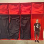 Daniel Hendler Instagram - En el museo Reina Sofía. La escultura (que se parece al actor Judd Hirsch) es de Thomas Schütte y la otra obra (que la cuidadora de la sala asemejó a un mueble de Ikea) es de Franz E. Walther.