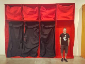 Daniel Hendler Instagram - En el museo Reina Sofía. 

La escultura (que se parece al actor Judd Hirsch) es de Thomas Schütte 

y la otra obra (que la cuidadora de la sala asemejó a un mueble de Ikea) es de Franz E. Walther.