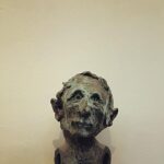 Daniel Hendler Instagram - En el museo Reina Sofía. La escultura (que se parece al actor Judd Hirsch) es de Thomas Schütte y la otra obra (que la cuidadora de la sala asemejó a un mueble de Ikea) es de Franz E. Walther.