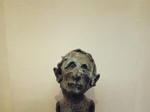 Daniel Hendler Instagram - En el museo Reina Sofía. 

La escultura (que se parece al actor Judd Hirsch) es de Thomas Schütte 

y la otra obra (que la cuidadora de la sala asemejó a un mueble de Ikea) es de Franz E. Walther.