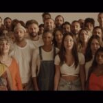 Daniel Lévi Instagram - C’est avec beaucoup d’émotion et aussi beaucoup d’amour que je vous partage le clip de la nouvelle Troupe des 10 Commandements. Merci à tous les artistes de cette nouvelle Troupe de porter cette chanson qui résonne aujourd’hui comme un hommage fort à mon mari qui de là-haut veille… Merci à une personne qui reste dans l’ombre mais qui a été à l’origine, il y a 25 ans, de cette merveilleuse aventure dans laquelle mon mari a incarné Moïse avec de merveilleux artistes. Alors merci à toi @alcoh26 de continuer à lui rendre hommage comme tu le fais et surtout merci pour ton respect envers lui et envers nous sa famille. À toi aussi @pascalobispo merci 🙏🏻 Et merci et bravo aussi bien sûr à toutes les personnes qui œuvrent dans l’ombre. Très belle aventure à vous tous 🫶❤️ Sandrine Lévi