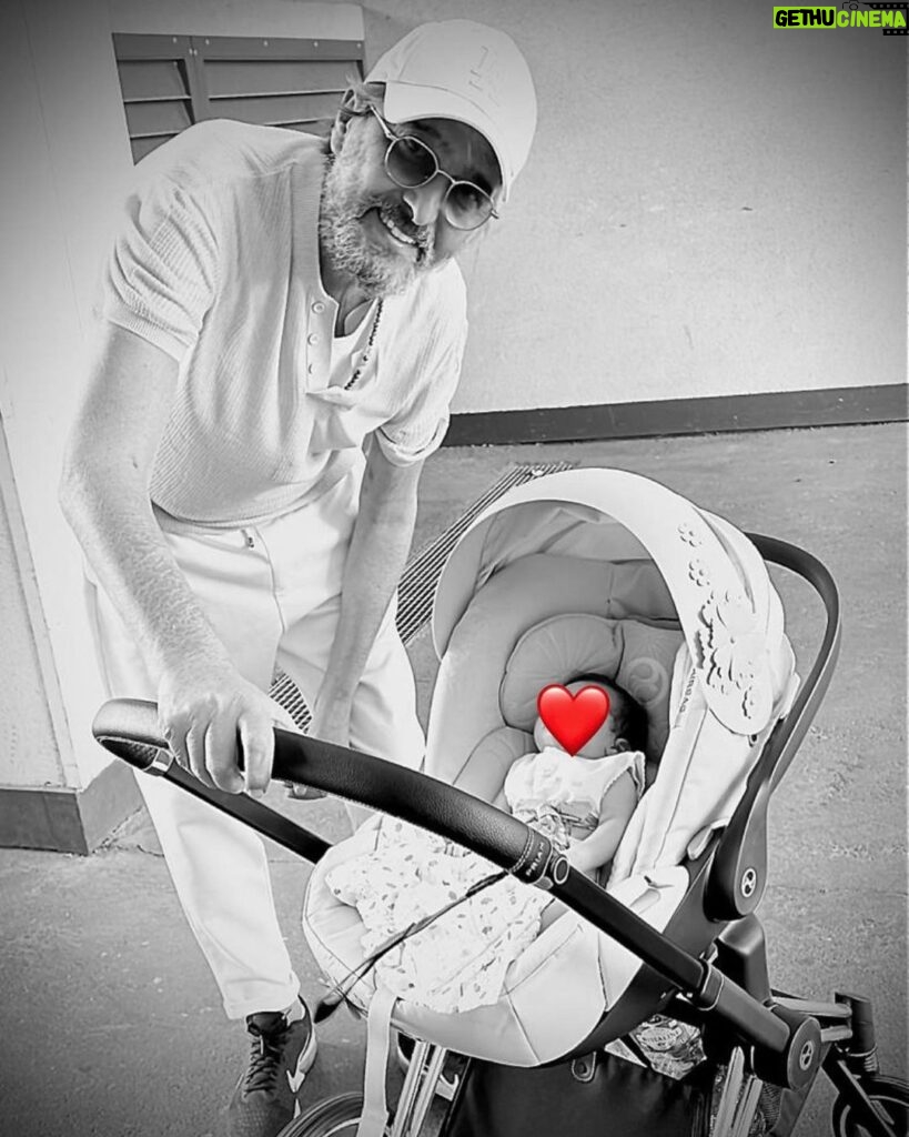 Daniel Lévi Instagram - Mon Amour, aujourd’hui et pour toujours mon mari, notre princesse 🙏🏻❤️ Belle fête à tous les amoureux❤️ On vous aime 🥰