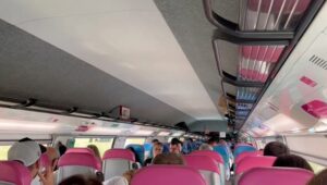 Daniel Lévi Instagram - Il y a des anges qui restent à nos côtés, encore et toujours… 🤍 
Merci ma @bambinadel, Céline et le chef de bord de ce train OUIGO pour ce si bel hommage ❤️

Il est certain qu’aujourd’hui, Daniel vous entend tous depuis le Gan Éden 🙏🏻🎵💫