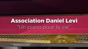 Daniel Lévi Instagram - Bonjour à tous, 

Nous tenions à remercier du fond du cœur toutes les personnes qui ont participé à la campagne de dons pour faire aboutir ce merveilleux projet de placer des pianos au sein d’espaces musicaux dans tous les hôpitaux.
D’ici quelques jours, ces espaces musicaux créés à la mémoire de Daniel Levi seront ouverts : à l’Hôpital Européen à Marseille, à l’Institut Paoli Calmettes à Marseille, à la Maison de retraite « Les Oliviers » à Marseille, à l’Hôpital Saint-Louis à Paris… et dans bien d’autres hôpitaux mais aussi dans des maisons de retraite car la musique est un remède mais aussi un moyen de partager des instants de bonheur pour les personnes âgées qui se retrouvent souvent seules. 

Chaque pose de piano donnera lieu à une cérémonie qui sera partagée avec vous en direct sur les réseaux sociaux.

Sachez également qu’en tant que directrice de Kol Peper Music, je m’engage à reverser tous les bénéfices des ventes des albums de mon mari à l’association DANIEL LEVI pour qu’encore plus de pianos soient achetés et surtout placés 🙏🏻
Aussi, à partir du 5 décembre vous pourrez retrouver tous ces albums dans les bacs et dans tous vos points de ventes habituels.

❤️ Pour continuer cette belle chaîne de solidarité : https://www.allodons.fr/daniel-levi
