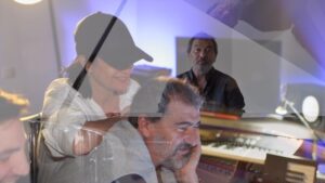 Daniel Lévi Instagram - L’amour est plus fort que tout… « puisqu’il y a un monde après, au delà de l’au-delà » ❤️

Je voulais partager avec vous cette merveilleuse chanson composée par mon mari et écrite par @ralphadamsonmusic sur des images inédites … 🙏🏻❤️

- Piano: Daniel Lévi 
- Violoncelle : Leeloo 
- Guitare : Bruno Caviglia

« GRÂCE À TOI » est tiré de son dernier album et est disponible sur toutes les plateformes : https://addictivemusic.lnk.to/GraceatoiRemix