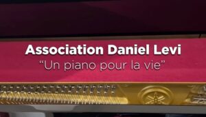 Daniel Lévi Instagram - Le premier piano partira direction Marseille à l’Hôpital Européen où Daniel fut soigné par des médecins et infirmiers merveilleux. Toute une équipe bienveillante à nos côtés qui fut notre famille dans cette épreuve.
Nous ne vous oublierons jamais ❤️

Merci à Philippe Halfon pour ce premier piano offert… Un ami, un confident, un homme au grand cœur qui a été présent à chaque instant pour Daniel et pour nous 🙏🏻