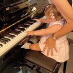 Daniel Lévi Instagram - Elle suit les pas de son papa en grandissant et n’a pas fini de nous surprendre et de nous émerveiller, notre princesse Nessyel 🌸🌷