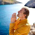 Daniel Lévi Instagram - Que D… nous aide et nous protège dans un monde de paix et d’amour. « Tu dis l’essentiel dans cette chanson… seul Hachem peut nous aider » 🙏🏻❤️ « Les yeux au ciel » • Album « Entre parenthèses » Crédit photo : @annesophieinparis “Derrière les frontières, au-dessus des barrières On entend gronder la guerre Derrières les cimetières au-delÀ des mers On entend pleurer misère Les caravanes passent, le temps nous dépasse On écrit toujours les mêmes pages Derrières les prières, dans tout l’univers On attend la vraie lumière Pour qu’elle vienne sur la terre, montrer qu’on est tous frères Eclairer nos ignorances d’hier Les caravanes passent, le temps nous efface On veut trop souvent tourner la page Et si tu lèves les yeux aux ciel Si tu retournes À l’essentiel Y’a qu’un soleil qui brille sur toute la terre Et si tu lèves les yeux au ciel Dans les couleurs de l’arc-en-ciel Y’a qu’un soleil pour les deux hémisphères Derrière le frontière, au-dessus des barrières On entend chanter la même prière On voudrait faire taire, les coups de tonnerre On a tous besoin d’changer d’air Les caravanes passent, les guerres nous dépassent Il est temps d’écrire nos plus belles pages Et si tu lèves les yeux aux ciel Si tu retournes À l’essentiel Y’a qu’un soleil qui brille sur toute la terre Et si tu lèves les yeux au ciel Dans les couleurs de l’arc-en-ciel Y’a qu’un soleil pour les deux Y’a qu’un soleil pour les deux Y’a qu’un soleil pour nos deux hémisphères”