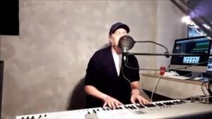 Daniel Lévi Instagram - Que ta voix résonne du Gan Éden pour Qu’Hachem protège notre terre, nos frères et nos soeurs 🙏🏼

« Essai Énaï »
Le Psaume 121 que tu as mis en musique et fait résonner dans le monde…❤️
💙🤍