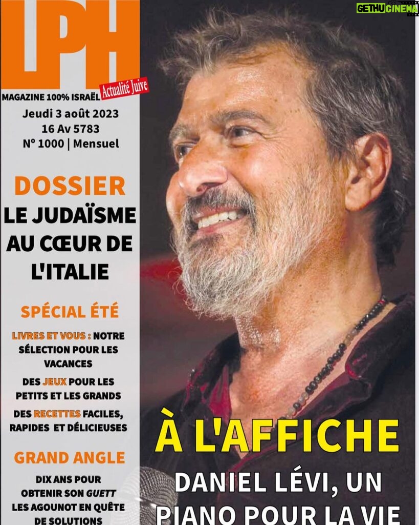 Daniel Lévi Instagram - DANIEL LÉVI,UN PIANO POUR LA VIE … « Rares sont les personnes évoluant dans le show-business à faire l'unanimité. Daniel Lévi, disparu il y a un an, était de ceux-là. Son talent, mais aussi sa générosité, son intégrité et sa sincérité, lui ont conféré un statut à part. Le grand public l'a découvert en Moïse dans la comédie musicale Les Dix Commandements, mais son riche répertoire mérite d'être (re)connu. C'est ce qu'espèrent les enfants de Daniel, ainsi que son épouse, Sandrine Aboukrat-Lévi. La famille porte une autre action importante : l'opération « Un piano pour la vie ». L'idée est de rendre le monde meilleur en installant des pianos dans des hôpitaux en France et en Israël. Accomplir le rêve de Daniel, c'est prolonger l'effet bienveillant qu'il avait sur tous. » Merci à Éden Lévi Campana, pour LPH @actualitejuivehebdo d’avoir honoré mon mari @daniellevi_officiel et mis en lumière « Un piano pour la vie » un projet dont il rêvait… @vs_communication @trollerfrancois 📸 @annesophieinparis