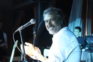 Daniel Lévi Instagram - « Une fête de la musique sans entendre la tienne est impensable… »

Chers amis, 

À tous ceux que la musique de Daniel Levi a un jour touché, à vous, chanteurs et musiciens professionnels ou amateurs, reprenez à votre manière une de ses chansons, celle que vous voulez, et bien au-delà de « L’Envie d’aimer » car son répertoire était tellement riche ❤️

Enregistrez-vous n’importe où; chez vous dans votre chambre, dans la rue, où que vous soyez et postez votre vidéo sur vos réseaux et en story afin d’inonder le monde de sa musique… en son hommage… 

« Pour qu’en ce jour de Fête de la Musique, tes musiques retentissent partout dans le monde et s’élèvent vers Toi »… 🙏🏻❤️🤍💫