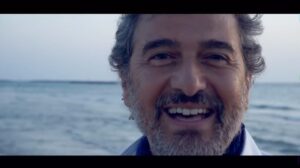 Daniel Lévi Instagram - Tu as enregistré cette chanson pour les 70 ans d’Israël… aujourd’hui, Place du Trocadéro, tu étais bien là. Dans nos cœurs, dans nos sourires, dans nos pleurs… 🤍💫

Je t’aime mon mari ❤️

Merci au @fsju_org, à @s.sebbane et à toi @brigcohen, mon amie pour toujours, pour ce bel hommage qui nous donne la force 🙏🏻❤️

« Libre sur sa terre » 
Texte : @lea_golda • Musique : Daniel Levi