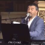 Daniel Lévi Instagram - Une de tes grandes chansons ❤️ Moment partagé avec ton frère @arnaud_frank_59 Tu manques , ta voix résonnera toujours 🙏🏻❤️ #bringthemhomenow « JOLIE BERGÈRE » extrait de l’album « ICI ET MAINTENANT  » JOLIE BERGÈRE Le soleil a brûlé la terre Mais l’amour a fleuri le désert On s’est baignés dans l’eau de nos rivières Souvent J’ai planté des roses sur les pierres J’ai bâti des rêves sur la poussière Sous l’olivier plusieurs fois millénaire Il pleut Il pleut jolie bergère Pourtant le ciel est tout bleu Il pleut sur cette terre Balayée par les vents Déchirée par tant de passions Tant de tourments Les colombes se sont envolées Emportant les vieux rameaux séchés Dans la tempête nos mains se sont lâchées Perdues Dans les vignes rougies de colère Grisé par le vin au goût amer J’ai tout détruit, incendié les bannières Il pleut Il pleut jolie bergère Pourtant le ciel est tout bleu Il pleut sur cette terre Balayée par les vents Déchirée par tant de passions Tant de tourments {x2} Le soleil sèchera tes yeux Tu ne verras plus pleurer les cieux Demain je sais on grandira ensemble
