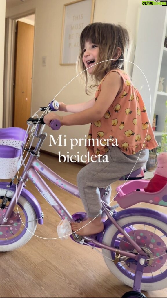 Daniela Pantano Instagram - 🚲💕mi primera bici 🚲💕 No les explico lo feliz que está Ambar con su bici . Además de ser hermosa lo increíble es que se subió y enseguida empezó a andar ! Cómo si supiera . Gracias @rainbowcompania por acompañarnos en estos momentos tan hermosos e inolvidables de nuestros hijos ❤💕🩷 Recuerden que con mi código “DANI10” tienen un 10% de desc en toda la tienda de @rainbowcompania