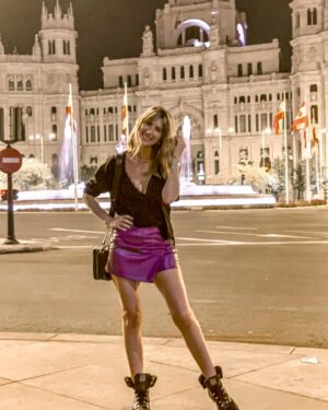 Daniela Pantano Instagram - Que hermoso recibimiento Madrid! ❤️✈️🇪🇸
Amo esta ciudad. Se vienen proyectos artísticos y nuevas aventuras… 💪

1. foto turista aunque sea la vez mil que vengo 😂
2. Habitación del hotel ❤️
3. Foto en el baño que hace señora ? 😂
4. Este arroz el mejor que comi en toda mi vida , obvio luego boca y lengua teñida pero quien nos quita lo bailado
5. Gran vía vacía 
6. Kraftwerk teatro real 
7. Más de Kraftwerk

#madrid #actress