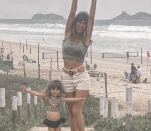 Daniela Pantano Instagram - Viajes especiales si los hay ❤️ 
Madre engripada todo el viaje ( aun así pudo correr su media maraton ) 💪💪
Así que claramente no pudimos disfrutar como lo esperábamos pero fue  todo un aprendizaje y los viajes son una lotería . Ya sea por el clima , por algún imprevisto o lo q sea q suceda . El tema es q como nos tomamos las cosas no? 
🩷
Gracias @assist365ok por ayudarnos y estar atentos ❤️🩷
#riodejaneiro #brasil #barradatijuca