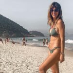 Daniela Pantano Instagram - 🌞🌴 Río eu te amo 🌴🌞 Miren todo el carrousel no tiene desperdicio 1 y 2 yo haciéndome la@modela 4 con mi princesa enterrada en la arena 5 ambar posando como yo 😂😂 6 yo gritándole a mi madre que tiene menos de fotógrafa … #daniela pantano #riodejaneiro #copacabana #brasil Copacabana, Rio de Janeiro