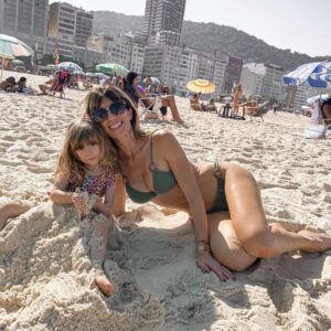 Daniela Pantano Instagram - 🌞🌴 Río eu te amo 🌴🌞
Miren todo el carrousel no tiene desperdicio

1 y 2 yo haciéndome la@modela 
4 con mi princesa enterrada en la arena 
5 ambar posando como yo 😂😂
6 yo gritándole a mi madre que tiene menos de fotógrafa … 

#daniela pantano #riodejaneiro #copacabana #brasil