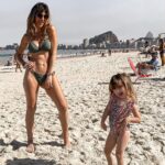 Daniela Pantano Instagram - 🌞🌴 Río eu te amo 🌴🌞 Miren todo el carrousel no tiene desperdicio 1 y 2 yo haciéndome la@modela 4 con mi princesa enterrada en la arena 5 ambar posando como yo 😂😂 6 yo gritándole a mi madre que tiene menos de fotógrafa … #daniela pantano #riodejaneiro #copacabana #brasil Copacabana, Rio de Janeiro