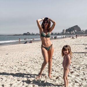 Daniela Pantano Instagram - 🌞🌴 Río eu te amo 🌴🌞
Miren todo el carrousel no tiene desperdicio

1 y 2 yo haciéndome la@modela 
4 con mi princesa enterrada en la arena 
5 ambar posando como yo 😂😂
6 yo gritándole a mi madre que tiene menos de fotógrafa … 

#daniela pantano #riodejaneiro #copacabana #brasil