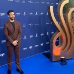 Daniele Rizzo Instagram - Glückwunsch an alle Gewinner:innen des @deutscherschauspielpreis Danke an den @bundesverbandschauspiel und allen Helfer:innen für diesen glamourösen Abend. Ein Preis, der von Kolleg:innen an Kolleg:innen vergeben wird, ist immer etwas ganz besonderes! Ein kleiner Moment, hat mich dann doch etwas aus der Feierlichkeit rausgerissen. Als mich später am Abend viele Kolleg:innen auf der Aftershow auf genau diesen Moment - an dem ich ja selbst keinen Anteil hatte - ansprachen, kam ich mir vor, als sei ich nun Richter & Henker. Es erschließt sich mir leider nicht so ganz, wie man grundsätzlich und völlig zu Recht gegen Rassismus & Antisemitismus aufstehen kann und dann allerdings im direkten Anschluss (im Sponsoren Clip) - ein paar sehr schlechte Italiener Klischees aus den 80er raushaut - OHNE Kontext & Motivation. Warum??! Ich bin weder die Comedy Polizei noch will ich die Schauspieler:innen - die ich sehr schätze - deswegen an den Pranger stellen. Es sind nur eben DIESE Klischees aus 1960er Gastarbeiterzeiten die in den Köpfen der Produktionen vorherrschen. Der Grund, warum viele Rollen heute noch mit Akzent gedacht und/oder besetzt werden. Auch der Satz eines Produzenten “Daniele, Du bist ein wunderbarer Schauspieler aber wir haben leider keine Pizzabäcker und/oder Eisverkäufer-Rollen im Film für dich... ”, hat sich in meine Seele eingebrannt. Wir haben das Jahr 2022 (!!!) Es gibt “hier bei UNS” in Deutschland Anwält:innen, Ärzt:innen, Architekt:innen, Apotheker:innen, Lehrer:innen, Polizist:innen, Zoowärter:innen etc mit italienischen, französischen, spanischen & vielen anderen europäischen & internationalen Wurzeln & Hintergründen und das bereits in 3. und 4. Generation! “Uns” findet man im Alltag (und am besten auch in Film & Fernsehen) eben nicht nur im Gastro- oder kriminellen Milieu. Ich liebe Klischee Witze - aber witzig wird es doch erst, sofern man sie auch mal bricht oder der Gesamtkontext stimmt. Wir haben noch einen weiten Weg vor uns und nicht an unseren Worten wird man uns messen, sondern an unseren Taten. Trotzdem oder gerade deswegen freue ich mich jetzt schon auf den nächsten Schauspielpreis. P.S.: Eure Pizza war voll lecker! Spindler & Klatt