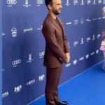 Daniele Rizzo Instagram - Glückwunsch an alle Gewinner:innen des @deutscherschauspielpreis Danke an den @bundesverbandschauspiel und allen Helfer:innen für diesen glamourösen Abend. Ein Preis, der von Kolleg:innen an Kolleg:innen vergeben wird, ist immer etwas ganz besonderes! Ein kleiner Moment, hat mich dann doch etwas aus der Feierlichkeit rausgerissen. Als mich später am Abend viele Kolleg:innen auf der Aftershow auf genau diesen Moment - an dem ich ja selbst keinen Anteil hatte - ansprachen, kam ich mir vor, als sei ich nun Richter & Henker. Es erschließt sich mir leider nicht so ganz, wie man grundsätzlich und völlig zu Recht gegen Rassismus & Antisemitismus aufstehen kann und dann allerdings im direkten Anschluss (im Sponsoren Clip) - ein paar sehr schlechte Italiener Klischees aus den 80er raushaut - OHNE Kontext & Motivation. Warum??! Ich bin weder die Comedy Polizei noch will ich die Schauspieler:innen - die ich sehr schätze - deswegen an den Pranger stellen. Es sind nur eben DIESE Klischees aus 1960er Gastarbeiterzeiten die in den Köpfen der Produktionen vorherrschen. Der Grund, warum viele Rollen heute noch mit Akzent gedacht und/oder besetzt werden. Auch der Satz eines Produzenten “Daniele, Du bist ein wunderbarer Schauspieler aber wir haben leider keine Pizzabäcker und/oder Eisverkäufer-Rollen im Film für dich... ”, hat sich in meine Seele eingebrannt. Wir haben das Jahr 2022 (!!!) Es gibt “hier bei UNS” in Deutschland Anwält:innen, Ärzt:innen, Architekt:innen, Apotheker:innen, Lehrer:innen, Polizist:innen, Zoowärter:innen etc mit italienischen, französischen, spanischen & vielen anderen europäischen & internationalen Wurzeln & Hintergründen und das bereits in 3. und 4. Generation! “Uns” findet man im Alltag (und am besten auch in Film & Fernsehen) eben nicht nur im Gastro- oder kriminellen Milieu. Ich liebe Klischee Witze - aber witzig wird es doch erst, sofern man sie auch mal bricht oder der Gesamtkontext stimmt. Wir haben noch einen weiten Weg vor uns und nicht an unseren Worten wird man uns messen, sondern an unseren Taten. Trotzdem oder gerade deswegen freue ich mich jetzt schon auf den nächsten Schauspielpreis. P.S.: Eure Pizza war voll lecker! Spindler & Klatt