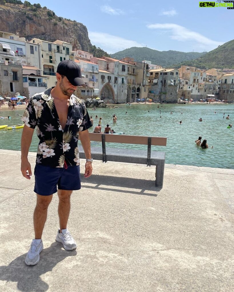 Daniele Rizzo Instagram - If you can do - go to #Cefalú! And of course visit other places in beautiful #Sicily ♥️ Swipe to see me looking like an American Tourist. Had a lot of Granita con Brioche from @ritrovo_orchidea 🤌🏽 @visit__sicily @cefalu.sicily #tindari #veryitalianperson #italianactor #germanactor Cefalù Sicily
