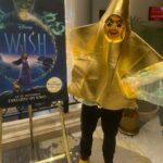 Daniele Rizzo Instagram - A STAR is Born 🤩 oder “Best interview ever” 🤪#Wish trifft auf Sterni - wünsch Dir was! Der Disney Film zum 100 Jährigen Jubiläum ! Ab 30.11. im Kino - mit über 100 EasterEggs :) @disneydeutschland @disneywishmovie @disneyplusde The Ritz-Carlton, Berlin