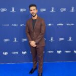 Daniele Rizzo Instagram - Glückwunsch an alle Gewinner:innen des @deutscherschauspielpreis Danke an den @bundesverbandschauspiel und allen Helfer:innen für diesen glamourösen Abend. Ein Preis, der von Kolleg:innen an Kolleg:innen vergeben wird, ist immer etwas ganz besonderes! Ein kleiner Moment, hat mich dann doch etwas aus der Feierlichkeit rausgerissen. Als mich später am Abend viele Kolleg:innen auf der Aftershow auf genau diesen Moment - an dem ich ja selbst keinen Anteil hatte - ansprachen, kam ich mir vor, als sei ich nun Richter & Henker. Es erschließt sich mir leider nicht so ganz, wie man grundsätzlich und völlig zu Recht gegen Rassismus & Antisemitismus aufstehen kann und dann allerdings im direkten Anschluss (im Sponsoren Clip) - ein paar sehr schlechte Italiener Klischees aus den 80er raushaut - OHNE Kontext & Motivation. Warum??! Ich bin weder die Comedy Polizei noch will ich die Schauspieler:innen - die ich sehr schätze - deswegen an den Pranger stellen. Es sind nur eben DIESE Klischees aus 1960er Gastarbeiterzeiten die in den Köpfen der Produktionen vorherrschen. Der Grund, warum viele Rollen heute noch mit Akzent gedacht und/oder besetzt werden. Auch der Satz eines Produzenten “Daniele, Du bist ein wunderbarer Schauspieler aber wir haben leider keine Pizzabäcker und/oder Eisverkäufer-Rollen im Film für dich... ”, hat sich in meine Seele eingebrannt. Wir haben das Jahr 2022 (!!!) Es gibt “hier bei UNS” in Deutschland Anwält:innen, Ärzt:innen, Architekt:innen, Apotheker:innen, Lehrer:innen, Polizist:innen, Zoowärter:innen etc mit italienischen, französischen, spanischen & vielen anderen europäischen & internationalen Wurzeln & Hintergründen und das bereits in 3. und 4. Generation! “Uns” findet man im Alltag (und am besten auch in Film & Fernsehen) eben nicht nur im Gastro- oder kriminellen Milieu. Ich liebe Klischee Witze - aber witzig wird es doch erst, sofern man sie auch mal bricht oder der Gesamtkontext stimmt. Wir haben noch einen weiten Weg vor uns und nicht an unseren Worten wird man uns messen, sondern an unseren Taten. Trotzdem oder gerade deswegen freue ich mich jetzt schon auf den nächsten Schauspielpreis. P.S.: Eure Pizza war voll lecker! Spindler & Klatt
