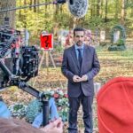Daniele Rizzo Instagram - Das ist Bernd. Bernd denkt, er sei Tony Stark. Bernd kommt in Folge 7 von „Damaged Goods“ vor. Bernd binge watched gerne Serien durch. Sei wie Bernd! Guck alles durch und freu dich auf mehr Bernd in Staffel 2! :) #damagedgoods @ratpackfilm @primevideo @primevideode Die neue Serie zum kostenlosen Streamen auf Amazon Prime mit #fraupassmann @timolischu @zeynep.bozbay @leoniebrill_official @antonijestankovic_ @timmitrinks @josiakrug @anna_ka_ma @tkringa casting @anne_huenseler @simonpearcecomedy u.v.m. RAT PACK Filmproduktion