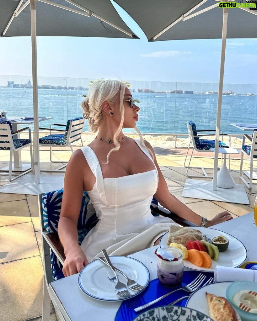 Daniella Chávez Instagram - Todo lo que te pasa es por y para tu bien, Agradece las cosas que no salieron como esperabas porque en realidad merecías algo mucho mejor 💫 Dubai is my favorite place✨ Burj Al Arab Jumeirah