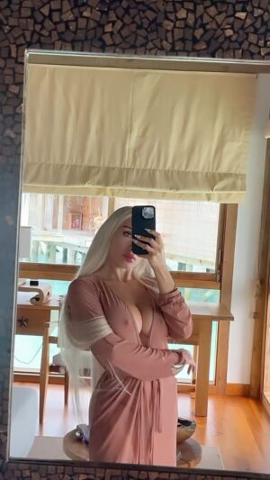 Daniella Chávez Instagram - Hola de dónde me sigues? 🌻