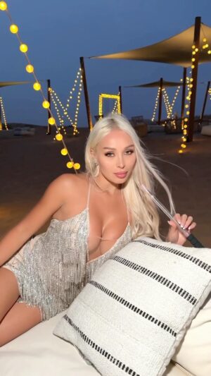Daniella Chávez Instagram - Les comparto algunos momentos de lo que fue mi Cumpleaños en el Desierto de Dubai👸🏼🐫🌵 @NovaMen & @FashionNova Dress / Cuál es tu parte favorita? 🎂