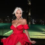 Daniella Chávez Instagram - Gracias por sus Saludos de Cumpleaños 🎁 los estoy leyendo todos.. 🥰 fotos de anoche esperando las 00:00♥️26/10 🦂 #Dubai . @loveli_ua Dress 🌹. CÉ LA VI Dubai
