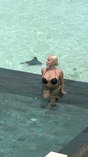 Daniella Chávez Instagram - En plena sesión de videos y una Mantarraya también quería salir en uno!🩵 #Maldives ( que bueno no me la encontré antes cuando estaba en el mar 😅)