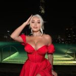 Daniella Chávez Instagram - Gracias por sus Saludos de Cumpleaños 🎁 los estoy leyendo todos.. 🥰 fotos de anoche esperando las 00:00♥️26/10 🦂 #Dubai . @loveli_ua Dress 🌹. CÉ LA VI Dubai