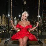 Daniella Chávez Instagram - Gracias por sus Saludos de Cumpleaños 🎁 los estoy leyendo todos.. 🥰 fotos de anoche esperando las 00:00♥️26/10 🦂 #Dubai . @loveli_ua Dress 🌹. CÉ LA VI Dubai
